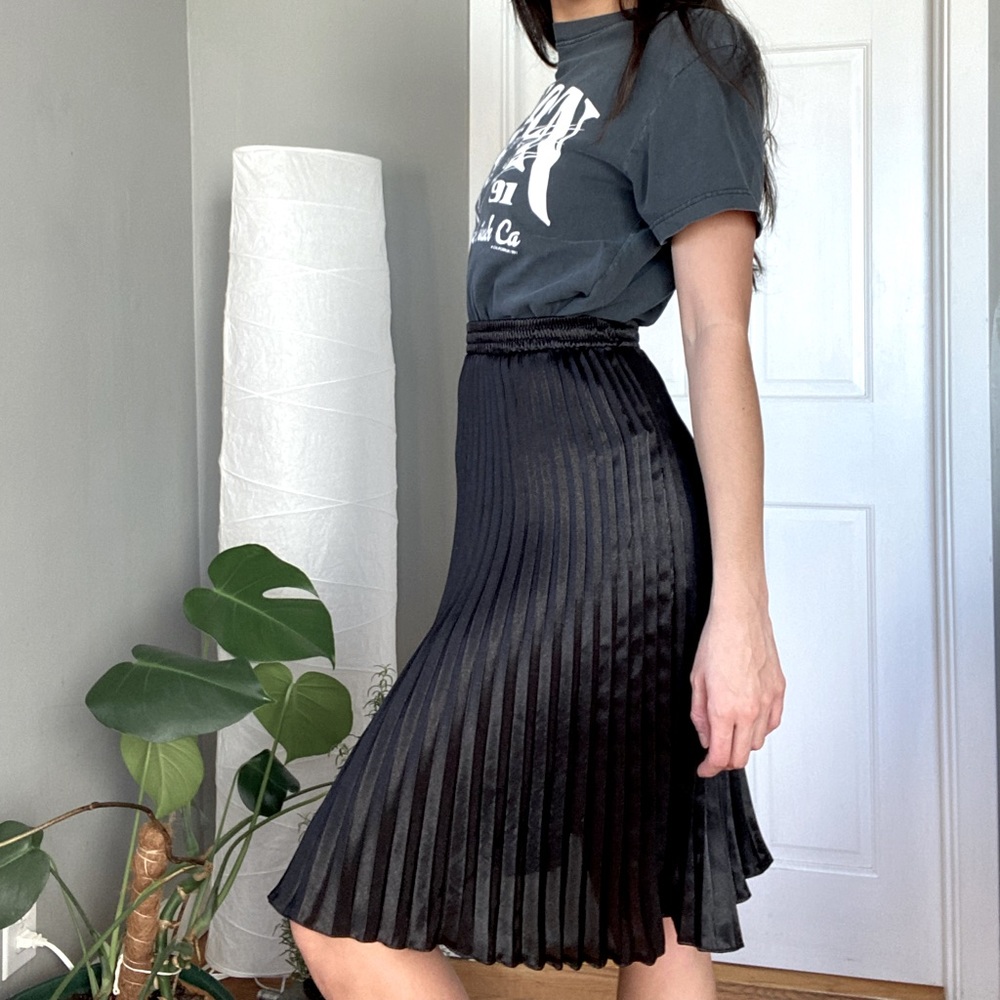 Pleaded black midi skirt